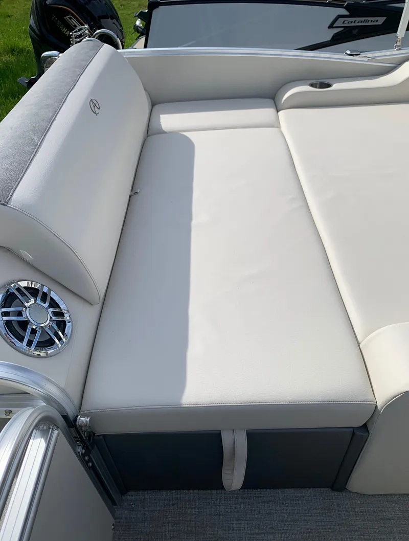 Slide: The Image of 2023 Avalon Catalina VRL 25' Tri-Toon boat with luxurious seating. - 43