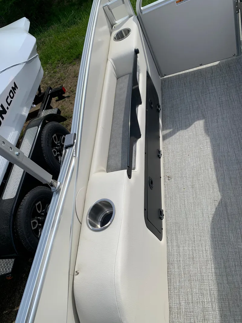 Slide: The Image of Avalon Catalina VRL 25', Tri-Toon 2023 - 50