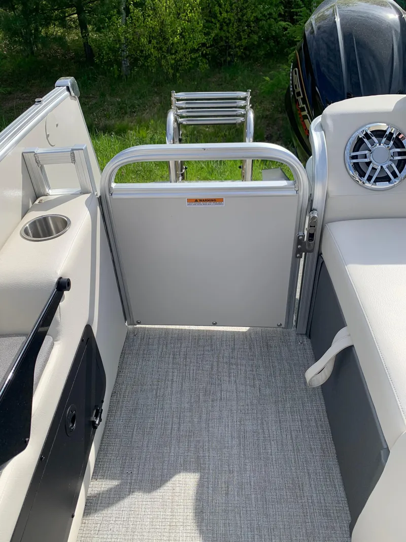 Slide: The Image of Avalon Catalina VRL 25', Tri-Toon 2023 - 52