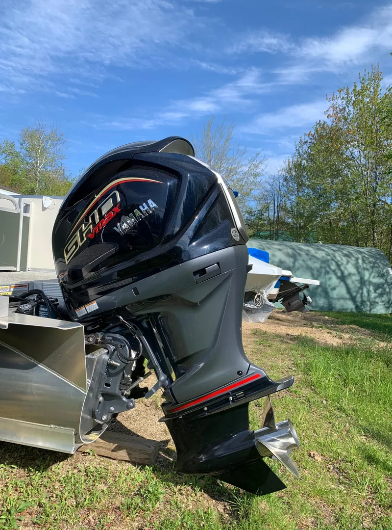 Slide: The Image of 2023 Avalon Catalina VRL 25' Tri-Toon with Yamaha outboard motor. - 7