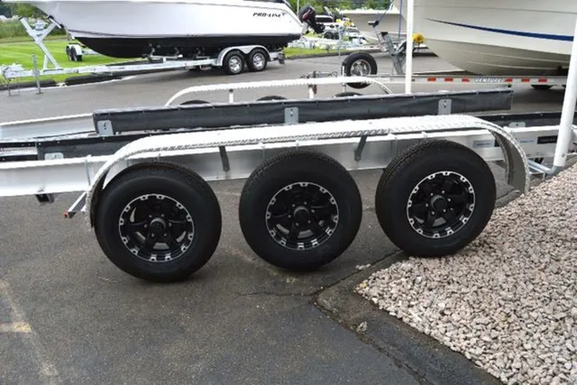 Slide: The Image of Venture Trailers Aluminum Triple Axle Commander Series COM-10800 2024 - 4
