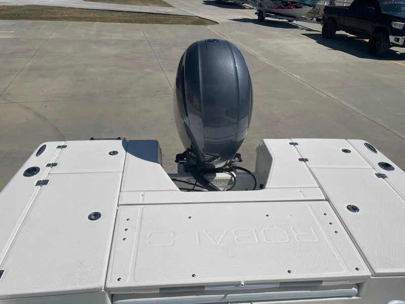 Slide: The Image of 2024 Robalo 226 Cayman boat stern with outboard motor. - 14