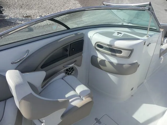 Slide: The Image of Crownline Boats E 235 XS 2021 - 15