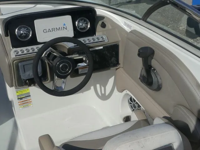 Slide: The Image of Crownline Boats E 235 XS 2021 - 17