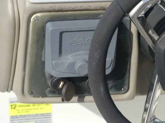 Slide: The Image of Crownline Boats E 235 XS 2021 - 20