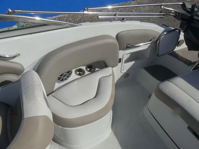 Slide: The Image of Crownline Boats E 235 XS 2021 - 21
