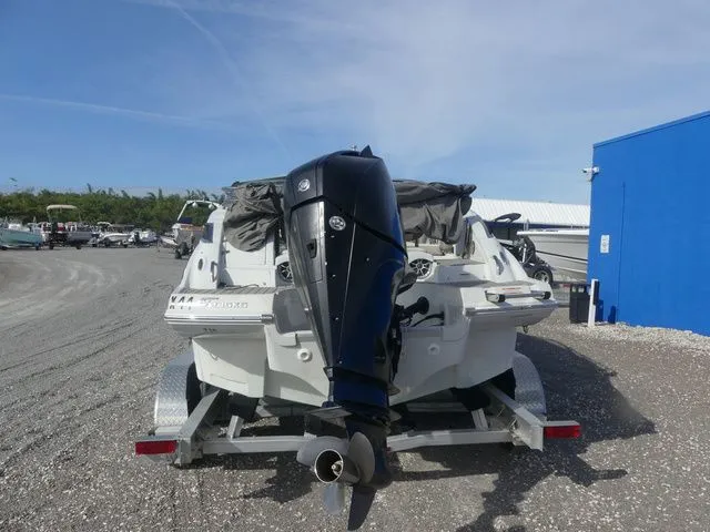 Slide: The Image of Crownline Boats E 235 XS 2021 - 5
