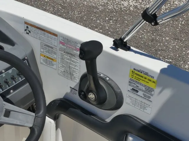 Slide: The Image of Bayliner 190 Deck Boat 2018 - 14