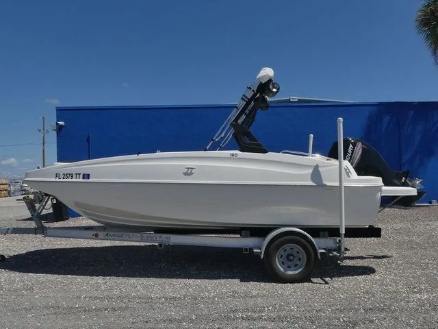 Slide: The Image of Bayliner 190 Deck Boat 2018 - 7