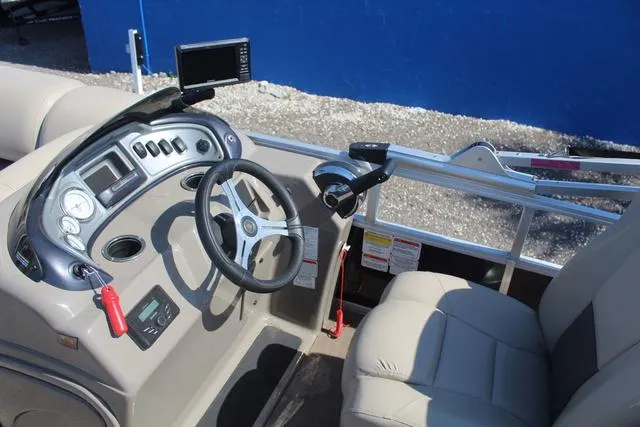 Slide: The Image of Sun Tracker Sportfish™ 20 DLX 2023 - 17