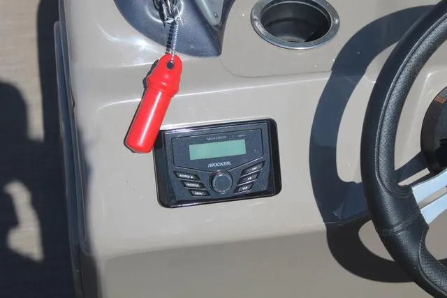 Slide: The Image of Sun Tracker Sportfish™ 20 DLX 2023 - 21