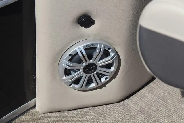 Slide: The Image of Sun Tracker Sportfish™ 20 DLX 2023 - 23