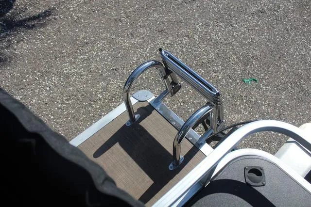 Slide: The Image of Sun Tracker Sportfish™ 20 DLX 2023 - 24