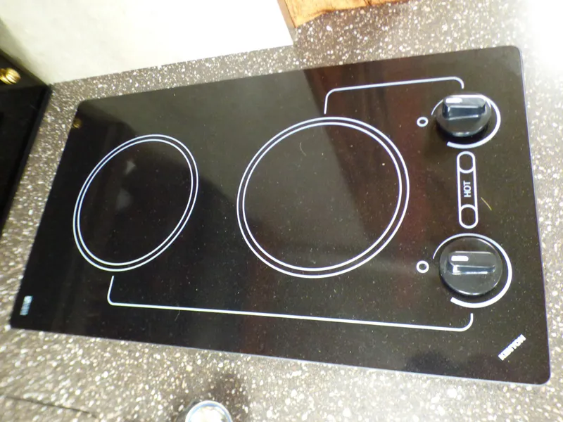 Slide: The Image of Cooktop in 2004 Formula 31 Performance Cruiser. - 21