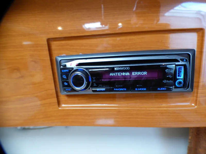 Slide: The Image of Kenwood car stereo showing antenna error in a 2004 Formula 31 Performance Cruiser. - 22