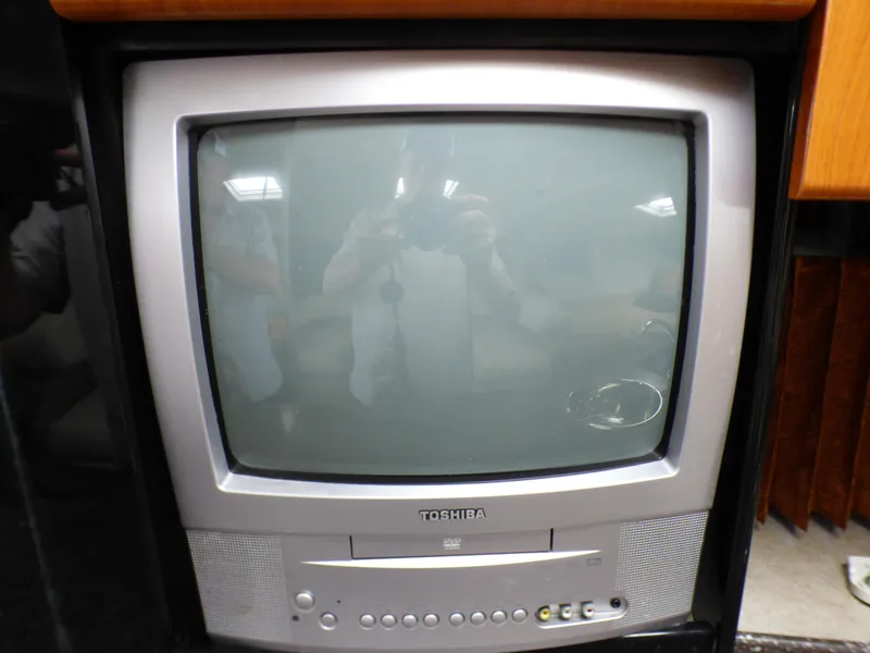 Slide: The Image of Toshiba CRT TV in a 2004 Formula 31 Performance Cruiser. - 23