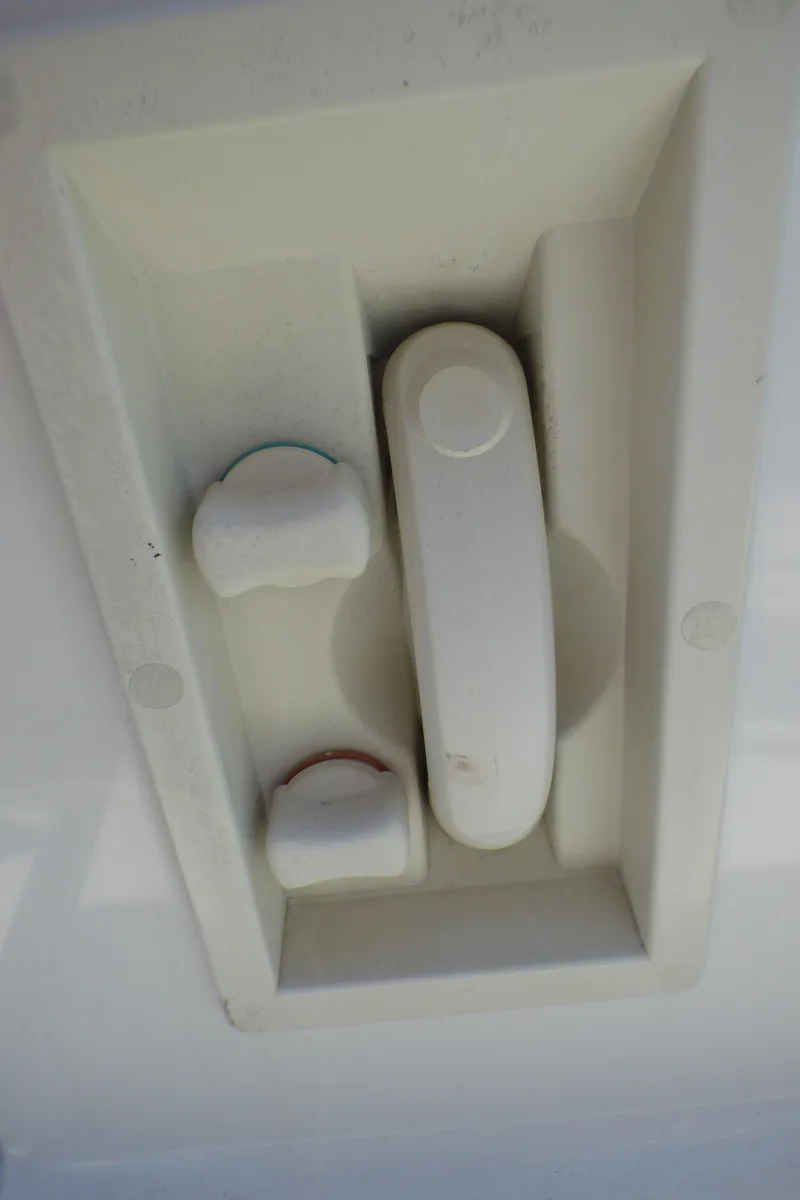 Slide: The Image of Control lever of a 2004 Formula 31 Performance Cruiser. - 27