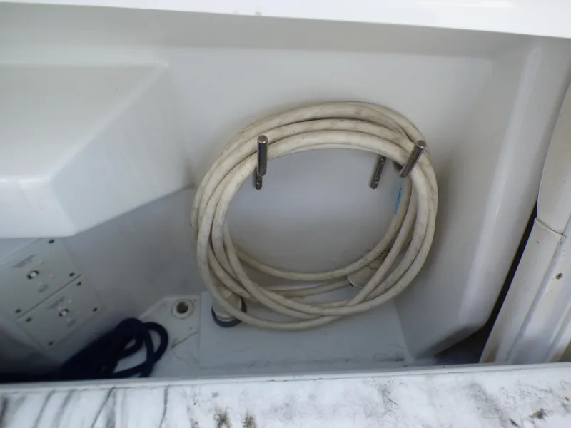 Slide: The Image of Coiled rope in 2004 Formula 31 Performance Cruiser. - 28