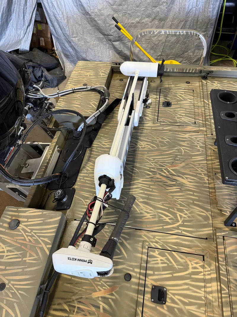 Slide: The Image of 2023 Tracker Grizzly 2072 CC Sportsman boat with camo deck and trolling motor. - 7