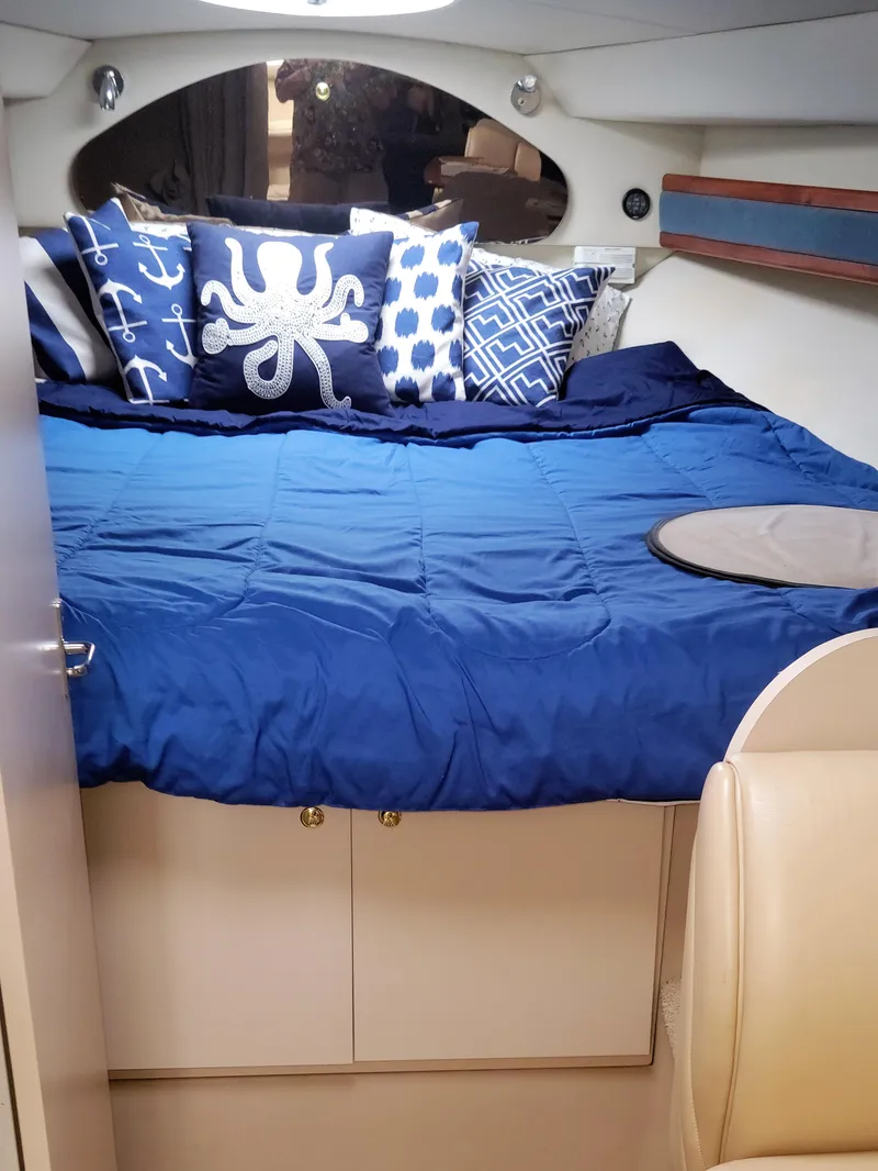 Slide: The Image of Forward Full Berth - 25