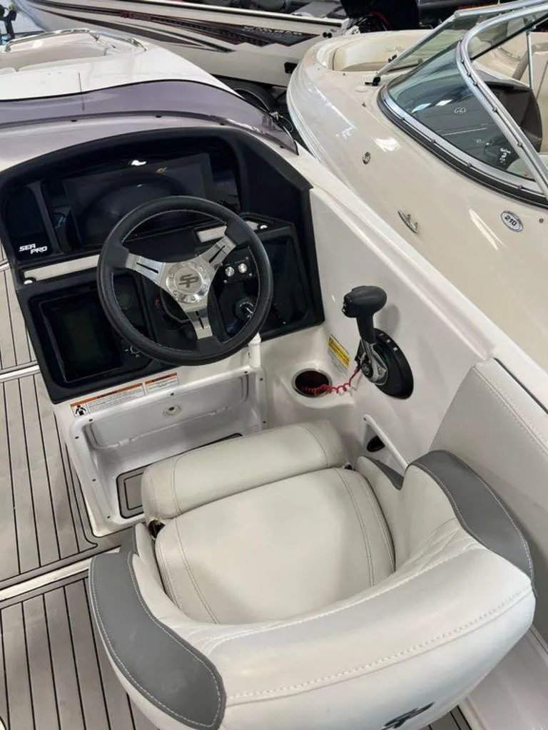 Slide: The Image of Sea Pro Citation 2400 2022 - 6
