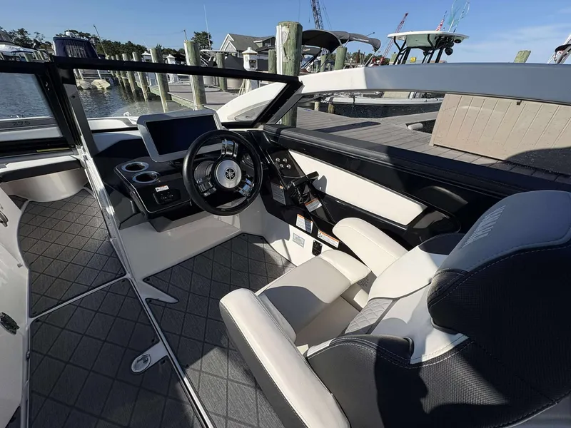 Slide: The Image of Yamaha 275 SE 2019 - 13