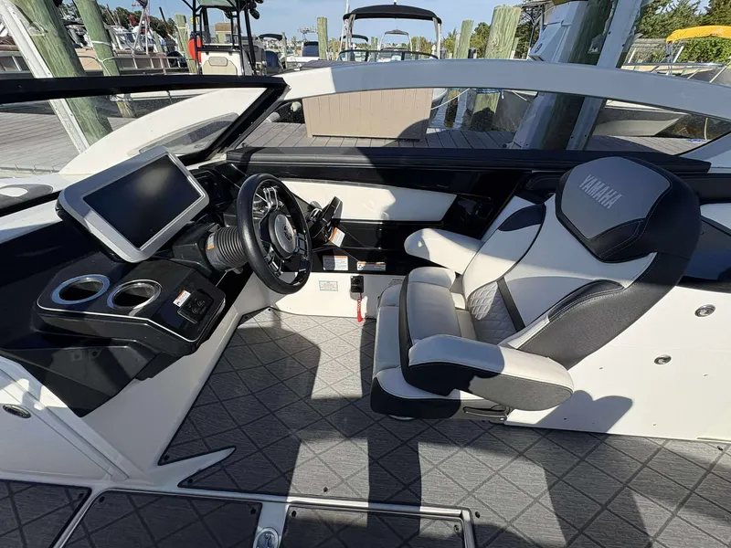 Slide: The Image of Yamaha 275 SE 2019 - 7