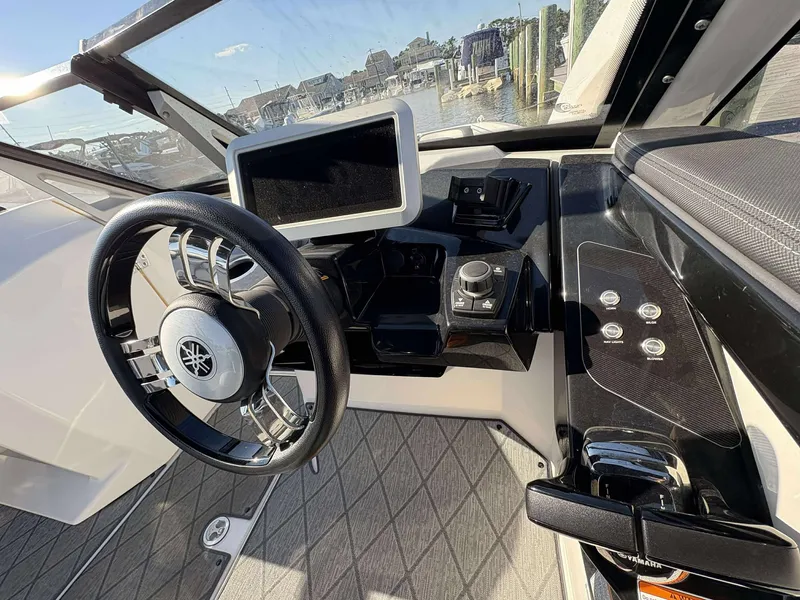 Slide: The Image of Yamaha 275 SE 2019 - 20