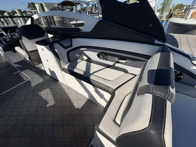 Slide: The Image of Yamaha 275 SE 2019 - 18