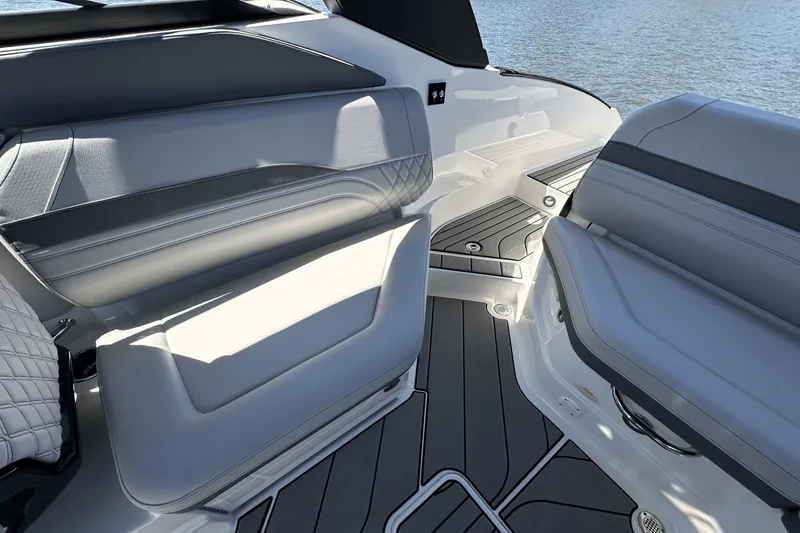 Slide: The Image of Sea Ray SLX 260 Surf 2024 - 19