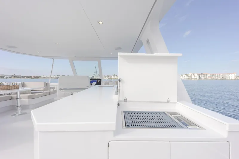 Slide: The Image of Two Oceans 555 flybridge cooktop  - 25