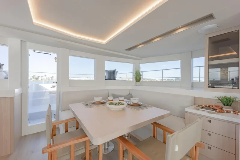 Slide: The Image of Two Oceans 555 Interior table-chairs - 39