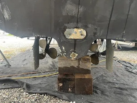 Slide: The Image of 1999 Sea Ray 310 Sundancer boat hull and propellers on blocks. - 32