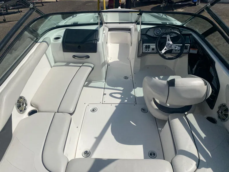 Slide: The Image of 2014 Yamaha Boats AR192 interior with white seating and steering console. - 16