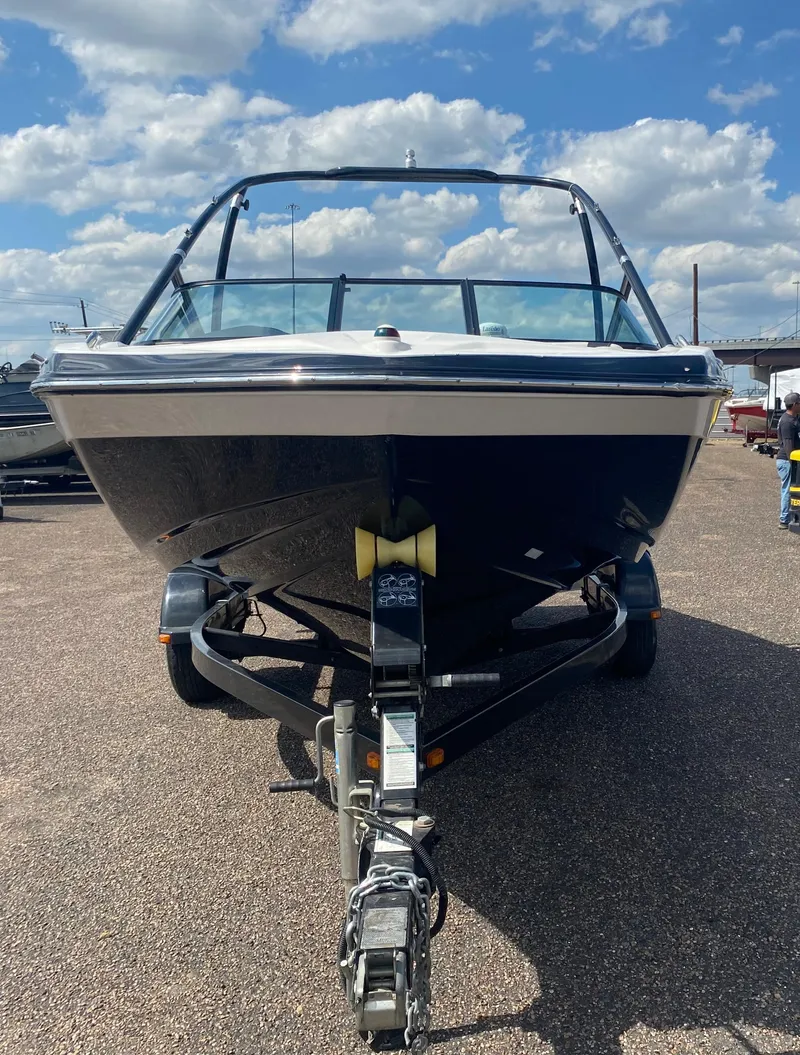 Slide: The Image of 2014 Yamaha Boats AR192 on trailer, front view under blue sky. - 18