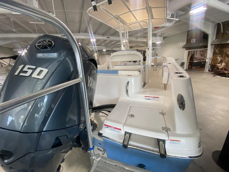 Slide: The Image of 2024 Robalo 202 EXPLORER boat with Yamaha 150 engine in showroom. - 5