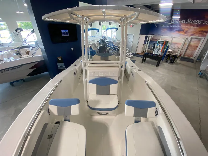 Slide: The Image of 2024 Robalo 202 EXPLORER boat interior at a showroom. - 8