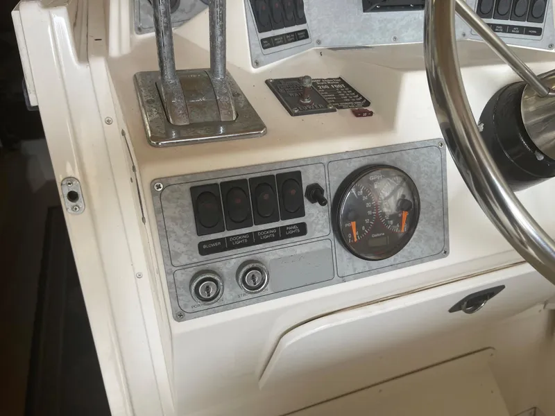Slide: The Image of Control panel of a 1993 Wellcraft St Tropez 3200 boat. - 18