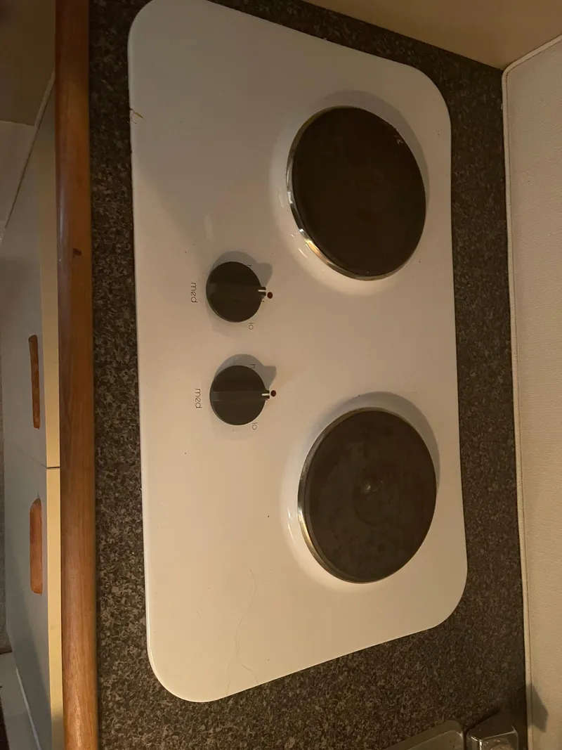 Slide: The Image of Electric stove in the kitchen of a 1993 Wellcraft St Tropez 3200 boat. - 19