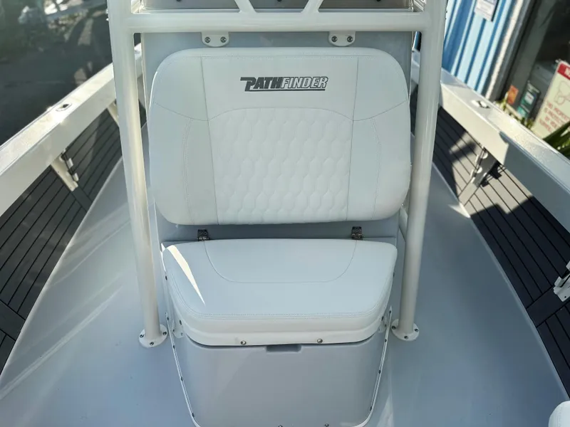 Slide: The Image of 2025 Pathfinder 2600 TRS boat seat with white upholstery. - 16
