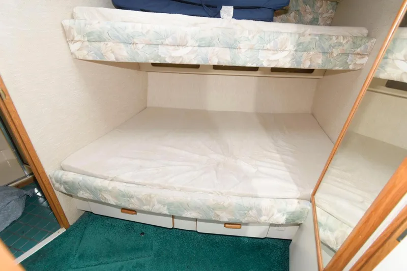Slide: The Image of Bunk beds in the cabin of a 1993 Sea Ray 500 Sundancer yacht. - 17