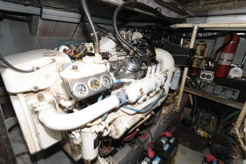 Slide: The Image of Engine room of a 1993 Sea Ray 500 Sundancer yacht. - 21