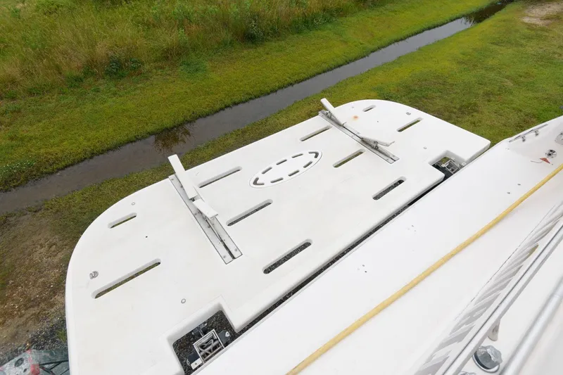 Slide: The Image of 1993 Sea Ray 500 Sundancer swim platform with davit system. - 9