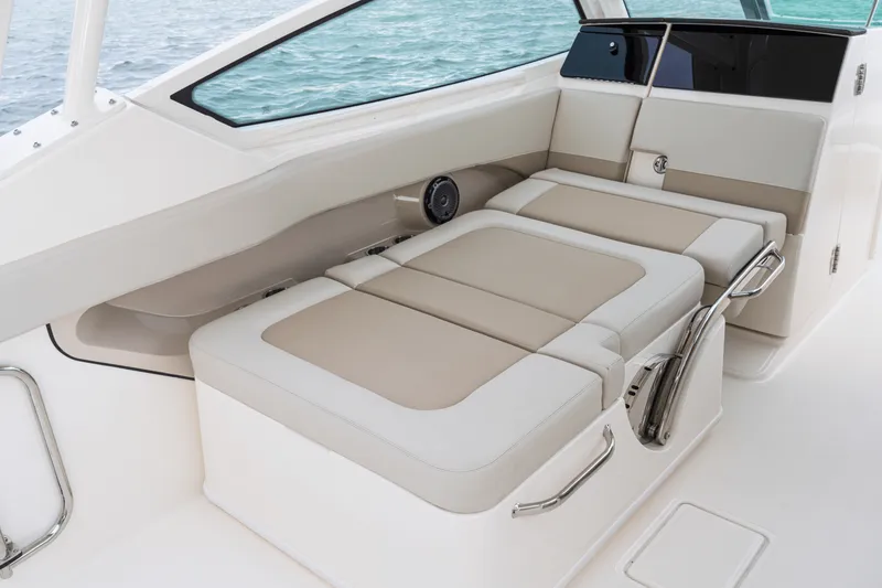 Slide: The Image of Boston Whaler 280 Vantage 2027 - 51