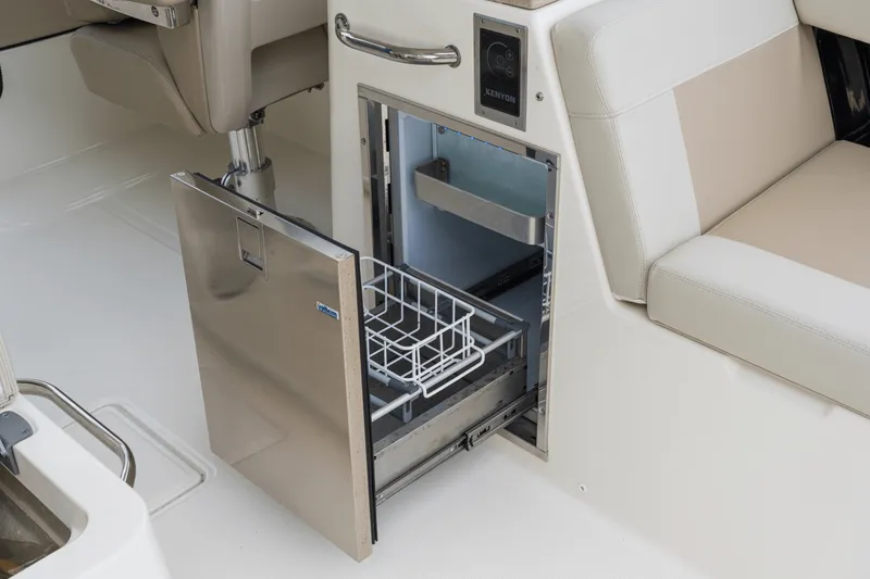 Slide: The Image of Boston Whaler 280 Vantage 2027 - 59
