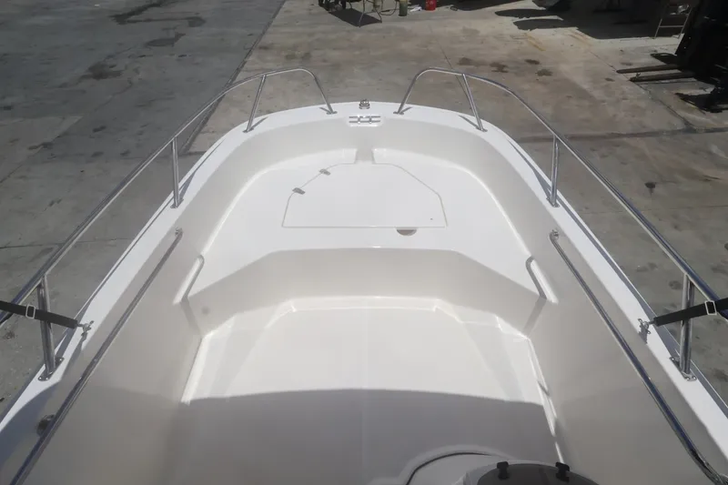 Slide: The Image of Boston Whaler 160 Super Sport 2027 - 13