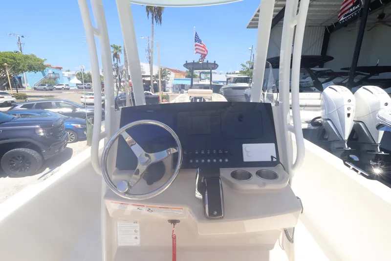 Slide: The Image of Boston Whaler 250 Dauntless 2027 - 14