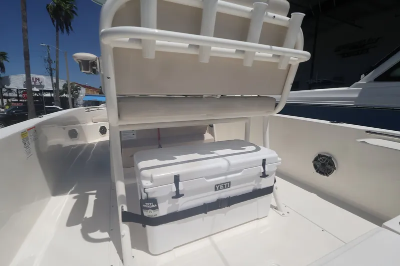 Slide: The Image of Boston Whaler 250 Dauntless 2027 - 10