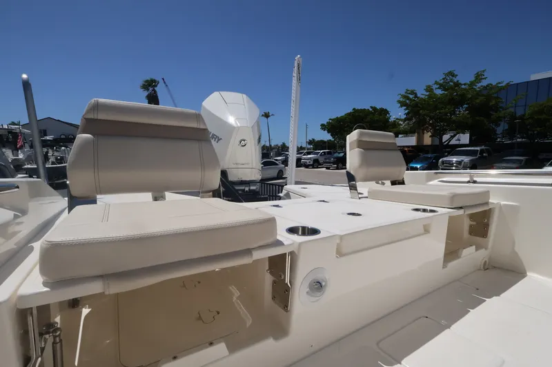 Slide: The Image of Boston Whaler 250 Dauntless 2027 - 7