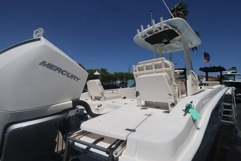 Slide: The Image of Boston Whaler 250 Dauntless 2027 - 4